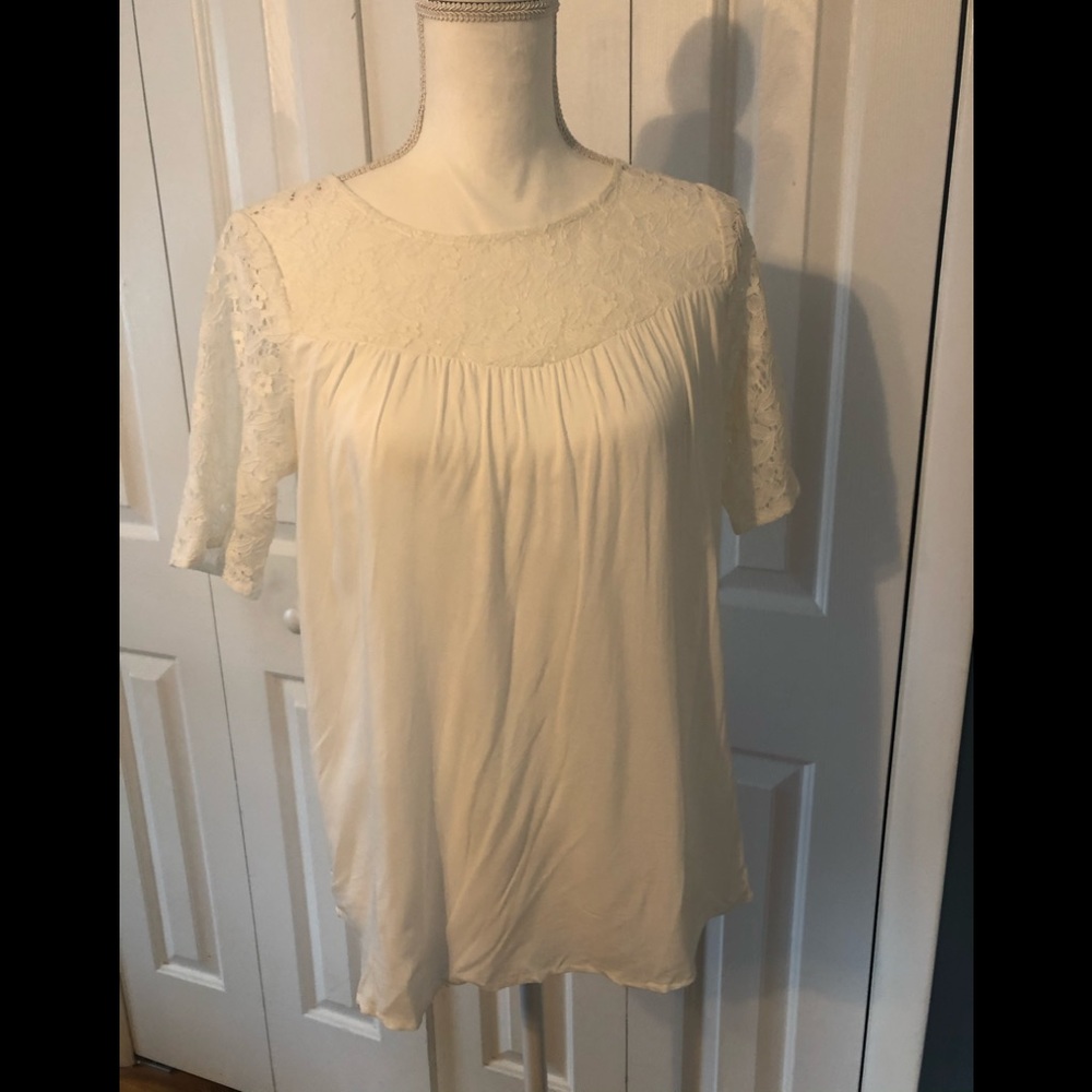 B. boutique sz M top lace upper, lace sleeves